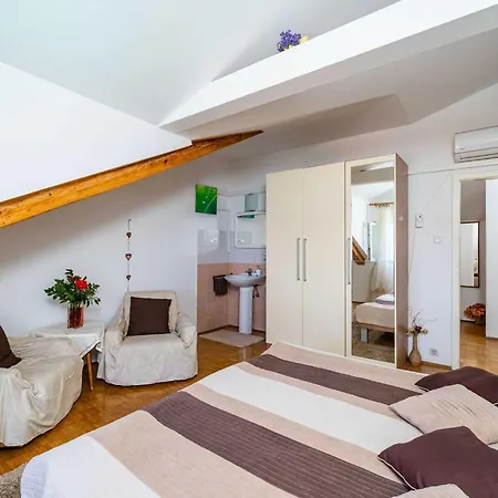 & Mara & Petrunjela - One Bedroom With Balcony And Sea View Apartmán Cavtat